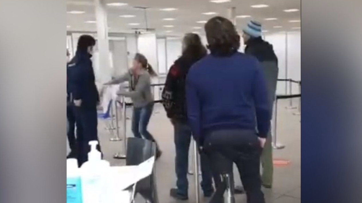 Antivaxxers stormen de GGD binnen en intimideren