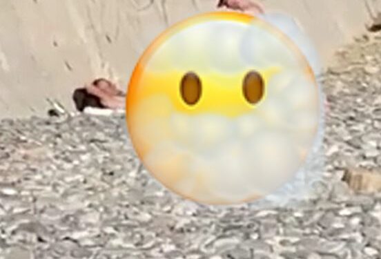 Ondertussen op een strand waar twee vrienden hun dromen laten uitkomen