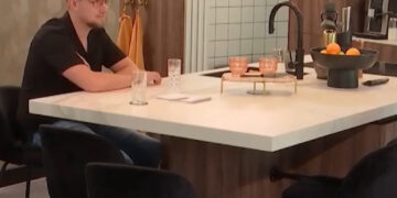 Danny krijgt spontaan rode oortjes als hij hoort wat de slaapkamerhobby’s van Veer zijn