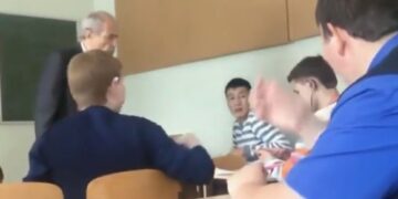 Docent is het zat dat leerling met oortjes in zijn les zit en trekt deze uit zijn oren. Dan draait leerling door