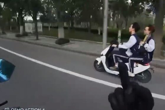 Motorbestuurder krijgt karma als hij andere uitdaagt in het verkeer