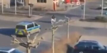 Duitse politie zit lange tijd achter een vluchtende scooter aan. Dan zijn ze er klaar mee en pakken ze hem op de harde manier aan