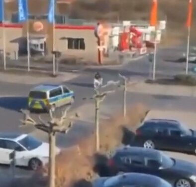 Duitse politie zit lange tijd achter een vluchtende scooter aan. Dan zijn ze er klaar mee en pakken ze hem op de harde manier aan