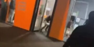 Ondertussen bij de Basic Fit in Den Haag waar het weer hartstikke gezellig is bij de ingang.