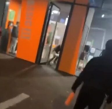 Ondertussen bij de Basic Fit in Den Haag waar het weer hartstikke gezellig is bij de ingang.