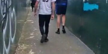 Dit filmpje laat zien dat iemand die in de sportschool traint niet tegenop iemand kan van de straat