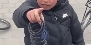 Kleine man met kettingslot gaat viraal op het internet