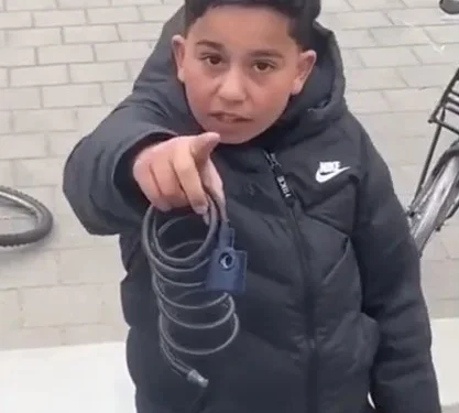 Kleine man met kettingslot gaat viraal op het internet