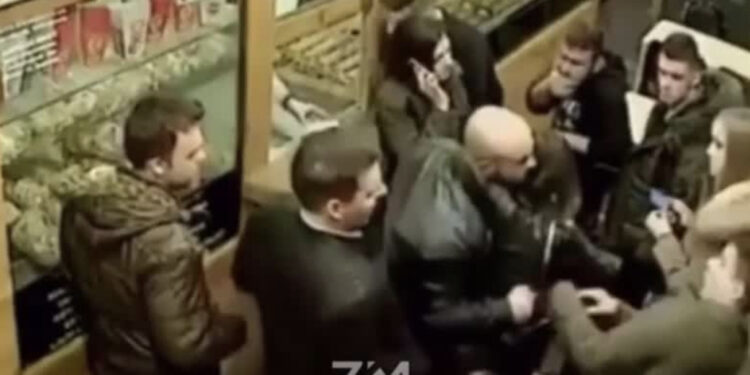 Kale gast in de kroeg denkt dat hij het mannetje is tot hij de verkeerde tegenkomt