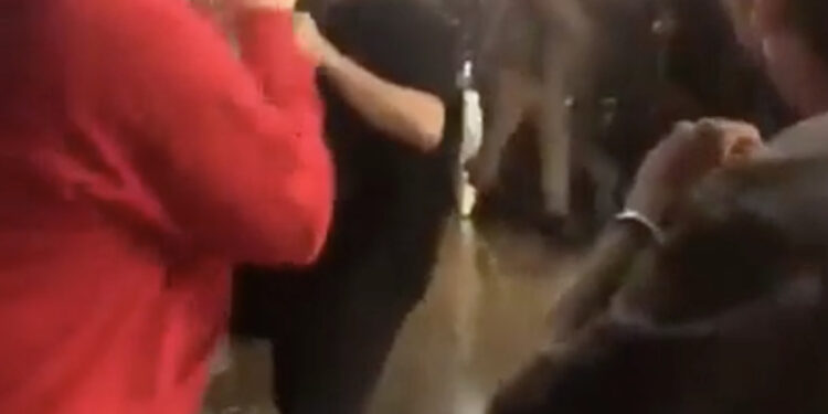 Uitgaansgasten denken jongen met bril te kunnen aanpakken maar onderschatten hem vies