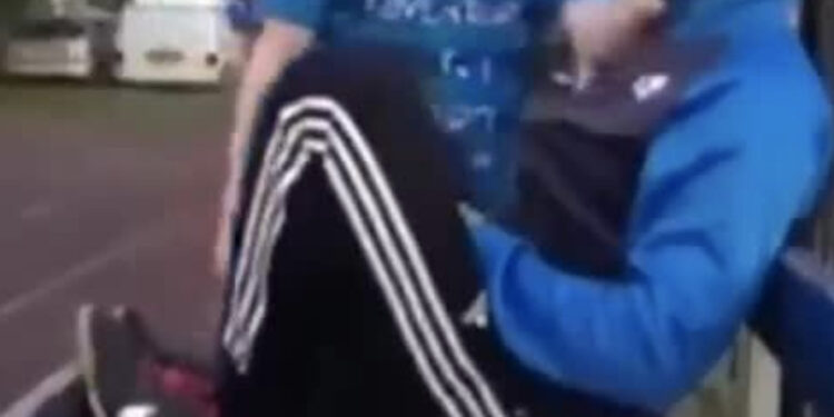 Jongen ziet dat zijn broertje in een hoekje gedreven wordt door pestkop na schooltijd