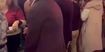 Andy van der Meijde iets te losjes op een feestje
