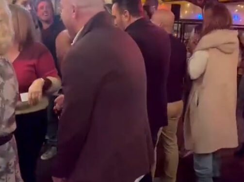 Andy van der Meijde iets te losjes op een feestje