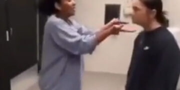 Meisje leert pester koekje van eigen deeg