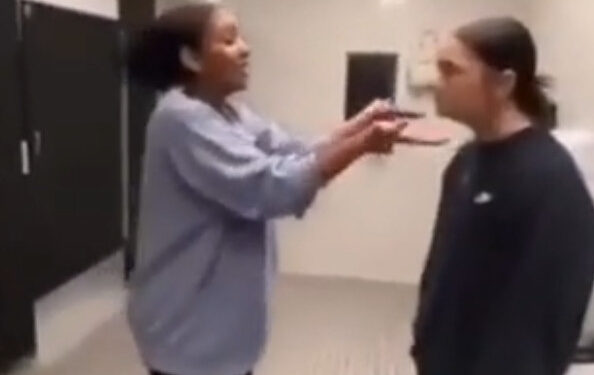 Meisje leert pester koekje van eigen deeg