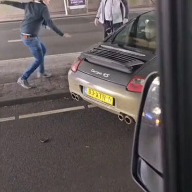 Porsche bestuurder rijdt roekeloos en maakt ongeluk – dan krijgt hij zijn verdiende loon