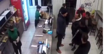 Roemeense man in snackbar wordt ingesloten door zakkenrollers maar leert ze een lesje