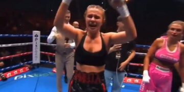 Bokser is zo blij met haar overwinning dat ze uit spontaniteit toeschouwers trakteert