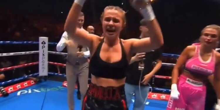 Bokser is zo blij met haar overwinning dat ze uit spontaniteit toeschouwers trakteert