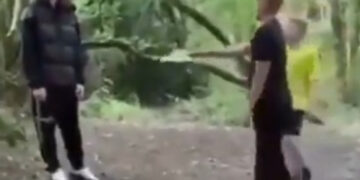 Twee jongens dachten klasgenoot naar het bos te kunnen lokken…