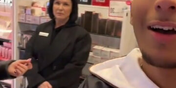 Vrouw uit parfumerie kijkt machteloos toe hoe gast elk dure geurtje leeg maakt