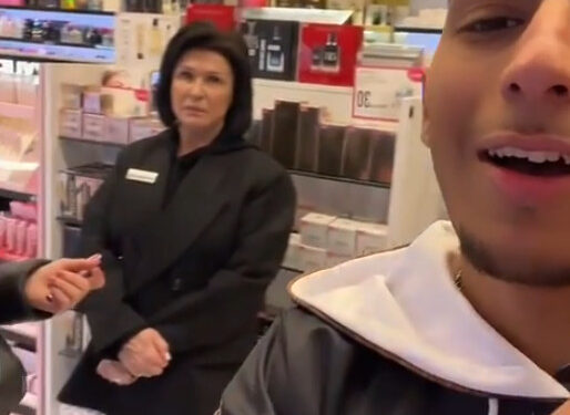 Vrouw uit parfumerie kijkt machteloos toe hoe gast elk dure geurtje leeg maakt