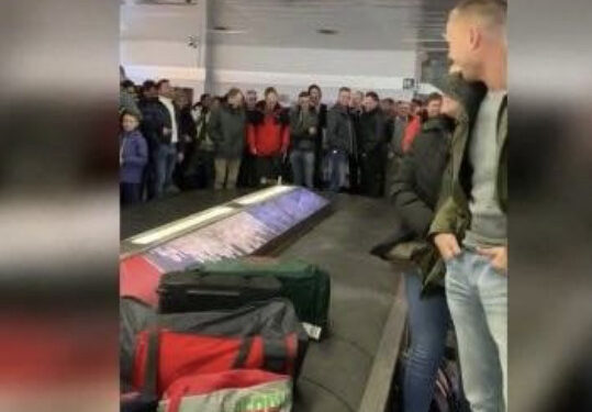 Ze gaat op vakantie en neemt in haar koffer mee