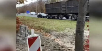 Chauffeur vermaakt zich prima tijdens zijn pauze