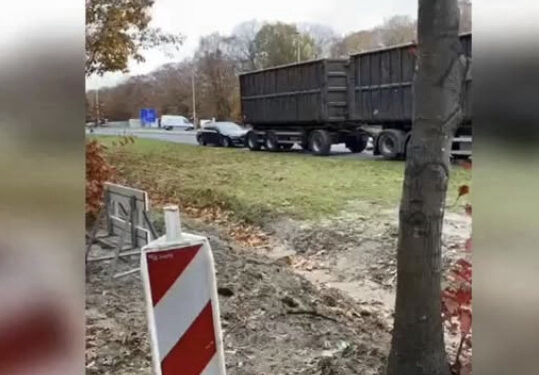 Chauffeur vermaakt zich prima tijdens zijn pauze