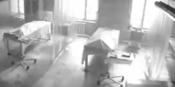 Beveiligers van een mortuarium kunnen hun ogen niet geloven als ze de beveiligingsbeelden zien