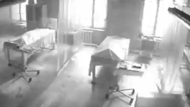 Beveiligers van een mortuarium kunnen hun ogen niet geloven als ze de beveiligingsbeelden zien