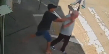 Opa wordt door een gast van zijn telefoon ontdaan dan grijpt karma in