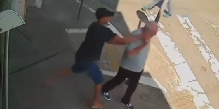 Opa wordt door een gast van zijn telefoon ontdaan dan grijpt karma in