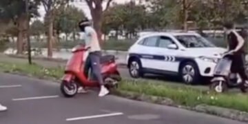 Handhavers worden ingesloten door een scooterbende