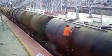 Gast krijgt een melding dat er een probleem is bij een tanker