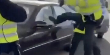 Duits-Nederlandse grenspolitie zet een Mercedes aan de kant – maar let op wat…