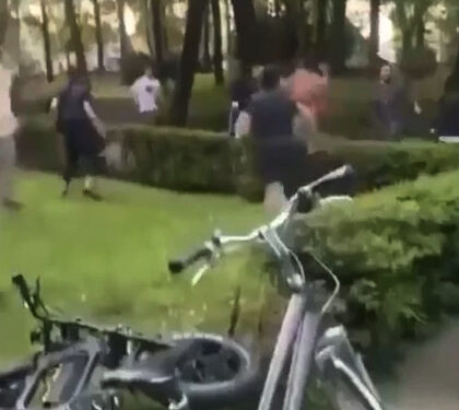 Gasten op fatbike gaan los op oude machteloze man
