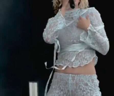 Filmert weet precies waar die moet staan tijdens een optreden van Pommelien Thijs