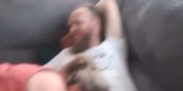 Tim wil graag met papa voetballen maar die heeft hele andere plannen