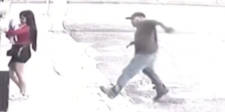 Zelfs agenten kunnen ogen niet geloven wat deze man probeert te doen…