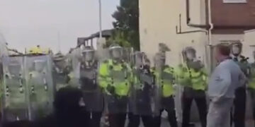 Man in het grijs denkt de politie uit te dagen…