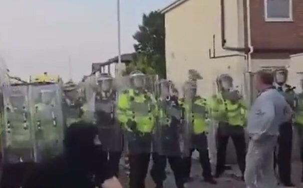 Man in het grijs denkt de politie uit te dagen…