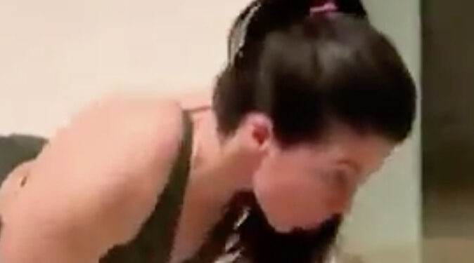 Vrouw doet met haar gemak tientallen pushups en daagt vrouwen uit.