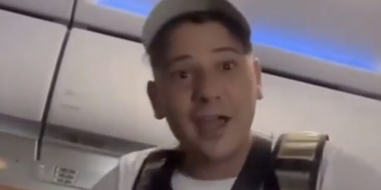 Gast in het vliegtuig daagt de verkeerde uit en krijgt zijn verdiende loon
