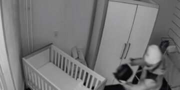 Bizarre beelden uit Soest gaat viraal: Man met bivakmuts leegt jerrycan over babybedje