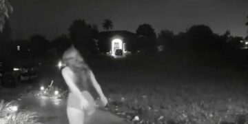 Deurbelcamera legt historisch moment voor gast vast