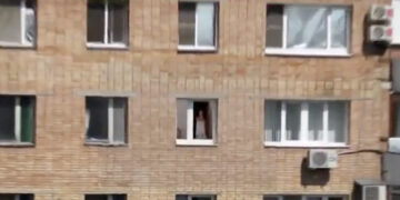 Hij heeft een nieuwe camera met mega zoom gekocht…