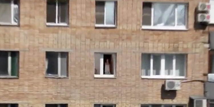 Hij heeft een nieuwe camera met mega zoom gekocht…