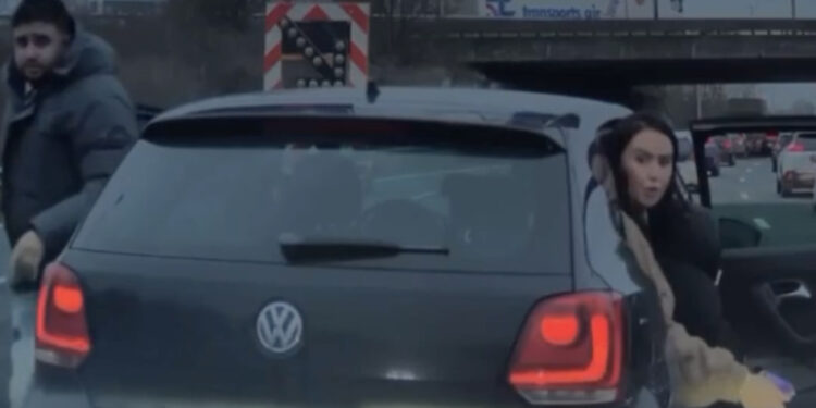 Bestuurders in een VW Polo flink geïrriteerd omdat ze ‘niet genoeg ruimte’ krijgen bij het ritsen.