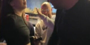 Meid is vervelende gast zat in de kroeg